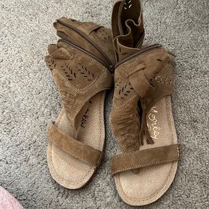 Zip up sandle